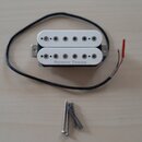 Bílý humbucker s kovovým rámečkem a nápisem Seymour Duncan. K snímači patří černý kabel s červeným koncem a tři kovové šrouby. Povrch nástroje vypadá…