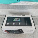 Krabice s produktem HeadRush MX5, který je popsán jako „THE MOST POWERFUL GUITAR FX AND AMP MODELER“. Na balení jsou vidět nápisy „4" HIGH-RESOLUTION…