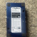 Zadní strana modrého efektpedálu s bílou nálepkou. Na nálepce je logo a nápis Digitech, web www.digitech.com oraz text Looping Quickstart s instrukce…