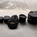 Šest černých textilních obalů na činely v různých velikostech. Jeden z obalů má žlutý nápis Zildjian, jiný má bílý nápis ROCKBAG. Ostatní obaly mají…