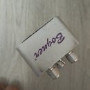 Kytarový efekt pedál v kovovém stříbrném provedení. Na horní straně je fialový nápis Bogner a malý symbol registrované ochranné známky. Povrch je v n…