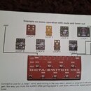 Fotografie zobrazuje stránku z návodu s příkladem zapojení efektové pedalbory. V horní části je červený přístroj s nápisem OCTA-SWITCH MK3 a značkou…