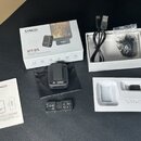Sada bezdrátového mikrofonu v bílém originálním balení. Na krabici a manuálu je nápis SYNCO)) G1T/G1L DIGITAL 2.4GHz WIRELESS MICROPHONE. Soubor obsa…