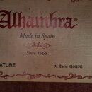 Fotografie detailu štítku s nápisy. Je na něm vidět logo Alhambra, text Made in Spain a Since 1965. Dole jsou uvedeny údaje Mod. Z-NATURE a N.Serie I…