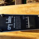 Spodní strana černého efekt pedálu s nápisem cry baby. a označením MODEL GCB-95. Na povrchu je vidět logo Dunlop, informace o napájení ADAPTER 9 Volt…