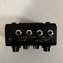 Zadní strana černého efektového pedálu s několika konektory. Jsou zde nápisy 9VDC, USB, EXP/MIDI, OUT R, OUT L a IN. Pod výstupy se nachází přepínač…