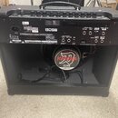 Zadní strana černého kytarového komba s logem BOSS. Na štítku je uveden výrobce Roland, model KTN-100 S a sériové číslo 6531196. V dolní části je vid…