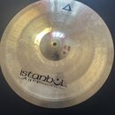 Kruhové činely z mosazi s viditelným broušením. Na povrchu jsou nápisy „istanbul Agop Made in Turkey“ a v horní části logo trojúhelníku s textem „XIS…