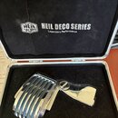 V otevřeném kufru s černým vnitřkem leží chromovaný mikrofon. Na vnitřní straně víka je bílý nápis HEIL SOUND a HEIL DECO SERIES Legendary Performanc…