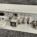 Elektronické zařízení v kovovém šasi s několika konektory a přepínači na zadní straně. Na panelu jsou nápisy STEREO ADJ., STEREO LINK, POWER 220V a o…