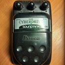 Černý kytarový efekt pedál s nápisem CYBERDRIVE a SOUNDTANK CD5. Na spodní části je vyrazeno logo Ibanez. Pedál má tři ovládací knoflíky s popisky LE…