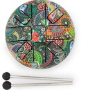 Kulatý steel tongue drum s barevným ornamentálním vzorem v stylu paisley. Nástroj má na horní straně několik vyříznutých slotů různých velikostí. Sou…