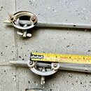 Tři kovové stavy s chromovaným povrchem a rýhovanými hřídelmi. Na středním stavu je položen žlutý metr s nápisy TOLSEN, LNE-37195 a NYLON. U horního…