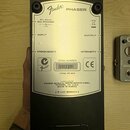 Zadní strana černého kytarového efektu s kovovým povrchem. Na přístroji je vidět logo Fender a nápis PHASER, dále označení INPUT, OUTPUT, DC POWER, F…