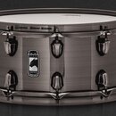 Kovový snare drum v šedém, broušeném provedení s chromovaným obručím a ladicími šrouby. Na korpusu je umístěno černé logo s bílým nápisem BLACK PANTH…