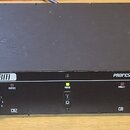 Černý rackový koncový zesilovač s nápisy CF1000 BM a PROFESSIONAL POWER AMP. Na předním panelu jsou umístěny ovládací prvky pro kanály CH1 a CH2, vyp…