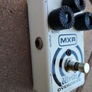 Bílý kytarový efekt pedál s nápisem MXR a Wylde OVERDRIVE. Na horní straně jsou tři černé oválové knoflíky a v pravé dolní části je kovový spínací pe…