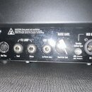 Zadní panel kytarového zesilovače značky Hughes & Kettner s nápisem TECHNOLOGY OF TONE. Panel obsahuje vstupy a výstupy MIDI, FX LOOP (Send, Return),…