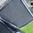 Černý reproduktor s texturovaným povrchem. V dolní části je umístěno malé stříbrné logo s nápisem LD Systems. Povrch vykazuje mírné opotřebení na hra…
