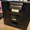 Zadní strana černého basového reproduktoru v texturované skříni. Na zadním panelu je nápis ELLIOT, IMPEDANCE: 8 OHMS, POWER HANDLING: 300 WATTS a mod…