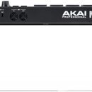 Zadní strana černého MIDI kontroléru s červeným detailem na spodní hraně. Na přístroji je bílý nápis AKAI PROFESSIONAL MPK mini plus. Jsou zde vidět…