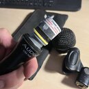 Černý dynamický mikrofon značky AUDIX, model OM-3xb, bez ochranné mřížky. Na vnitřní části je viditelná bílá nálepka s červeným nápisem WARNING a čer…