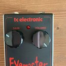 Černý kytarový efekt s červenými nápisy. V horní části je logo tc electronic a pod ním dva ovládací knoflíky s popisky GAIN a VOLUME. Ve spodní části…