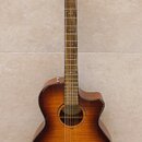 Akustická kytara s vyřezem v těle, provedená v hnědém sunburst odstínu. Na hlavě je bílý nápis Fender a na hradle je vidět nápis CALABRE S. Povrch ná…