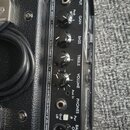 Detail ovládacího panelu basového komba v černé barvě. Na panelu jsou nápisy EBS CLASSIC SESSION, PROFESSIONAL BASS COMBO 30 WATTS a DESIGNED AND DEV…