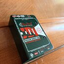 Tmavě zelená pasivní DI box s nápisem Radial engineering a modelem JDI. Na horní straně je text PASSIVE DIRECT BOX, TRNSFORMER ISOLATED DI a Made in…