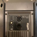 Zadávací panel šedého aktivního reproduktoru s nápisem Art715-A 7series. Panel obsahuje konektory XLR, ovládací prvek VOLUME a přepínač FLAT/BOOST. V…