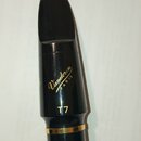 Černý mouthpiece s připojeným černým náustníkem. Na těle je zlatý nápis "Vandoren PARIS" a pod ním označení modelu "T7". V dolní části je viditelný z…