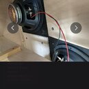 Fotografie zachicuje vnitřek kytarového boxu s instalovaným reproduktorem. Na magnetu reproduktoru je viditelné logo EMINENCE a nápis Model: 2510. K…