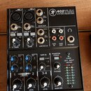 Černý mixážní pult s nápisem 402VLZ4 a doplňkem 4-CHANNEL MIC/LINE MIXER WITH ONYX PREAMPLIFIERS. Zařízení obsahuje různé vstupy a výstupy, včetně ko…