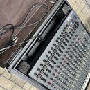 Černý mixovací pult umístěný v přepravním kufru s pěnovou výplní. Na přístroji jsou viditelné nápisy SPIRIT FOLIO a vpravo nahoře označení modelu 16:…