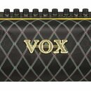 Černý kytarový kombo zesilovač s látkovou mřížkou v kosočtvercovém vzoru. Uprostřed je umístěno zlaté logo VOX. Horní ovládací panel obsahuje řadu če…