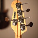 Zadní strana hlavy basové kytary z přírodního světlého dřeva s viditelným sloupkováním. Na dřevě je čitelný nápis MADE IN INDONESIA a logo YAMAHA s o…