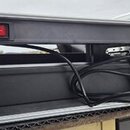 Černý přepravní kufr s hliníkovými hranami a kovovými rohy. Na horním panelu je červený vypínač a logo CELLPART. Uvnitř kufr obsahuje černý kabel.