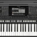 Černý digitální klavír s bílými a černými klávesami. Na horní části je nápis YAMAHA a model PSR-S770, uprostřed se nachází displej s ovládacími tlačí…