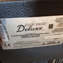 Kovový štítek s technickými údaji na černém texturovaném povrchu. Na štítku je uveden název HOT ROD Deluxe a výrobce FENDER MUSICAL INSTRUMENTS CORP.…