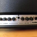 Detail ovládacího panelu kytarového komba v bílé barvě. Jsou zde vidět knofíky s nápisy OVERDRIVE, MID, LOW, GAIN a v sekci HIGH GAIN knofíky LEVEL,…