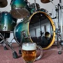 Sada bubnové soupravy v tyrkysově-zeleném přechodovém odstínu s kovovým hardwarem. Souprava obsahuje basový buben s černou membránou, tom-tomy a čine…