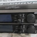 Dvě identické rackové jednotky značky behringer s nápisem ULTRA-CURVE PRO a označením modelu DC2496. Každé zařízení má centrální displej, několik tla…