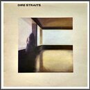 Fotografie zobrazuje obal vinylové desky s nápisem DIRE STRAITS v horní části. Uprostřed je umístěn čtvercový obraz s rozmazanou postavou v interiéru…