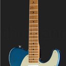 Modrá elektrická kytara s jasným povrchem a krčkem z přírodního dřeva. Na hlavě je bílý nápis „Joey Date“. Kytara má krémový pickguard, jeden humbuke…