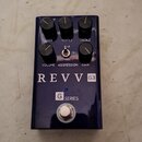 Modrý kytarový efekt s nápisem REVV G3 a označením G SERIES. Na horní straně jsou knoflíky s popisky BASS, MIDDLE, TREBLE, VOLUME a GAIN, přepínač RE…