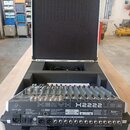 Míchací pult Behringer XENYX X2222 USB umístěný v ochranném přepravním kufru s černé pěnovou výplní. Na přední straně jsou viditelné nápisy „behringe…