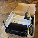 V bílém kartónovém boxu se nachází černý bezdrátový vysílač a přijímač s anténami. Na hlavní jednotce je nápis VOLUME, značka bespod a model GM80SHR…