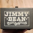 Kytarový efekt v hnědém kovovém šasi s texturovaným povrchem. Na přední straně je bílý obdélníkový štítek s nápisy JIMMY BEAN a ORIGINAL AND GENUINE.…