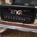Černý kytarový kombo zesilovač s logem ENGL na přední mřížce. Na ovládacím panelu jsou nápisy Input, Input Gain, Lead Drive, Bass, Middle, Treble, Le…